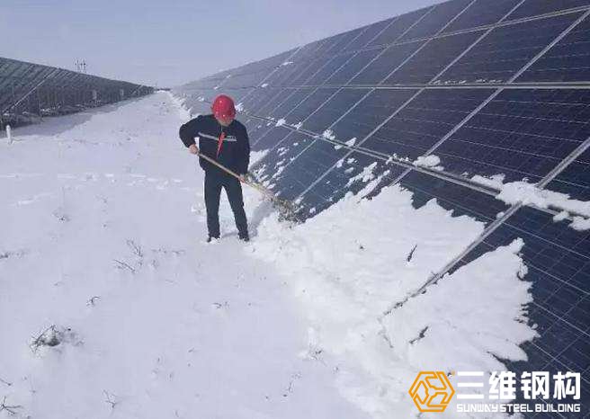 太陽(yáng)能光伏支架上積雪清理